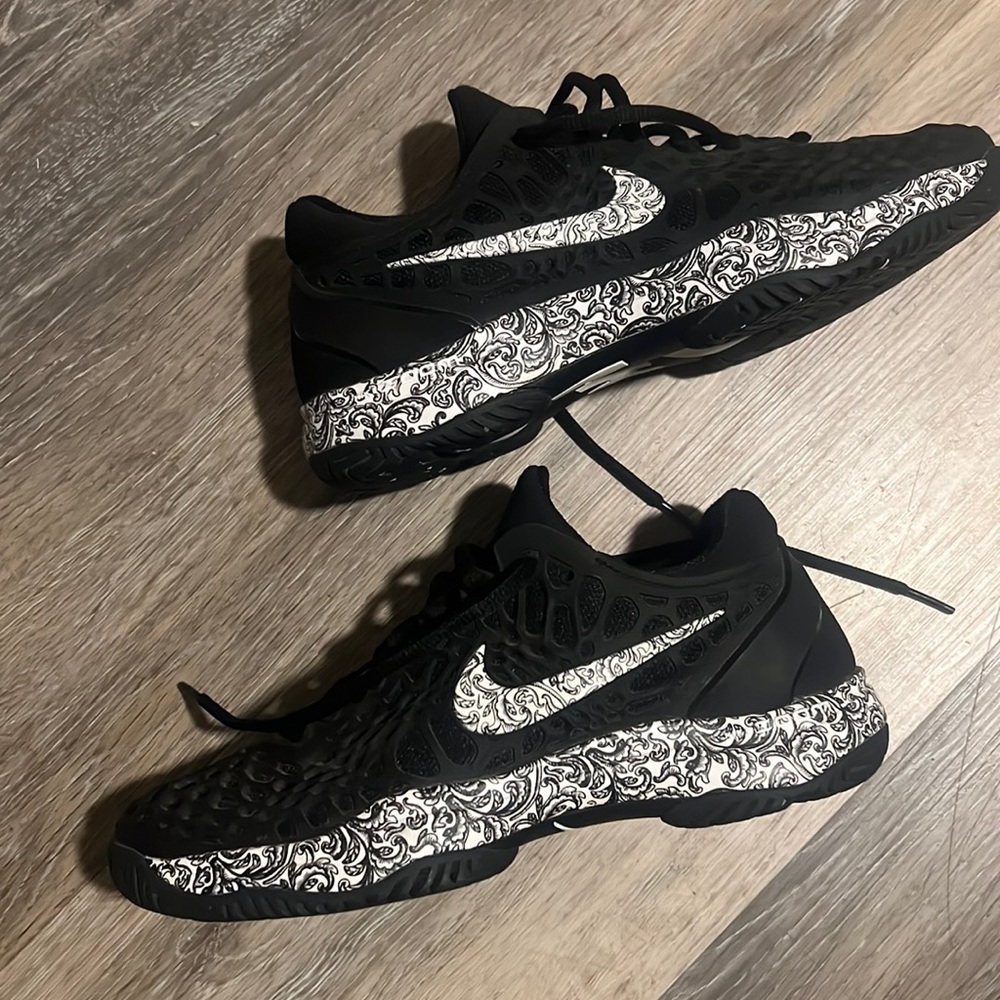 Black ladies Nike Size 8 excellent condition, Swoosh beautiful Floral pattern